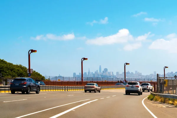 Tráfego viaja sobre San Franciscos Golden Gate Bridge — Fotografia de Stock