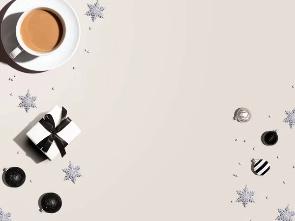 Adornos navideños con una taza de café — Foto de Stock