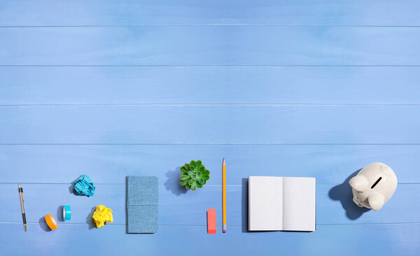 Банк свиней с канцелярскими принадлежностями
