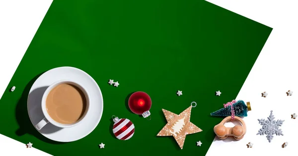 Kerst ornamenten met een kopje koffie — Stockfoto