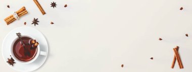 Tarçın çubuklu siyah çay ve yıldız anason.