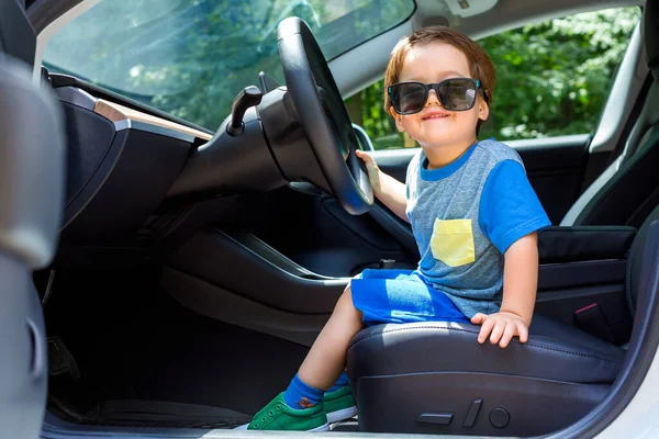 Хлопчик Тоддлер грає в машині — стокове фото