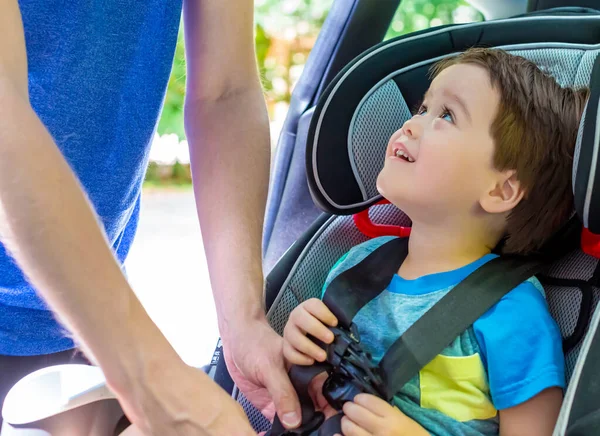 Niño pequeño abrochado en su asiento de coche — Foto de Stock