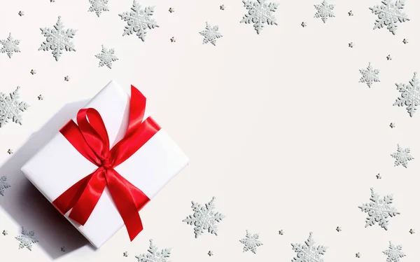 Caixa de presente de Natal com flocos de neve — Fotografia de Stock