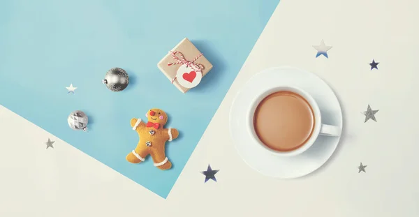 Weihnachtsschmuck mit einer Tasse Kaffee — Stockfoto