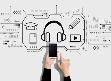 Akıllı telefon kullanan kişi ile e-öğrenme kavramı