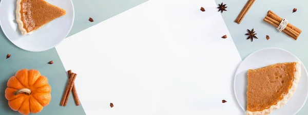 Pastel de calabaza con calabaza de otoño — Foto de Stock