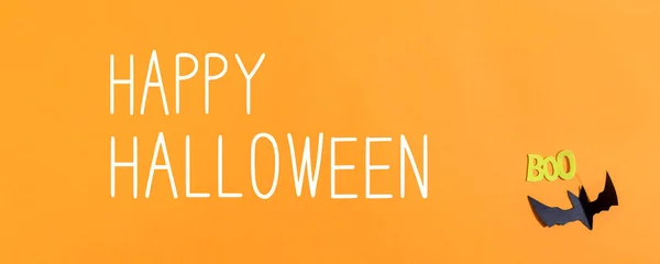 Feliz mensagem de Halloween com morcego de papel — Fotografia de Stock