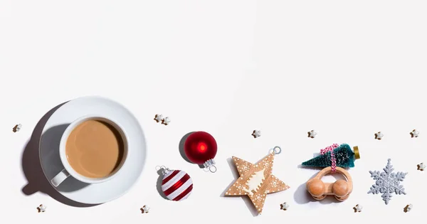 Χριστουγεννιάτικα στολίδια με ένα φλιτζάνι καφέ — Φωτογραφία Αρχείου