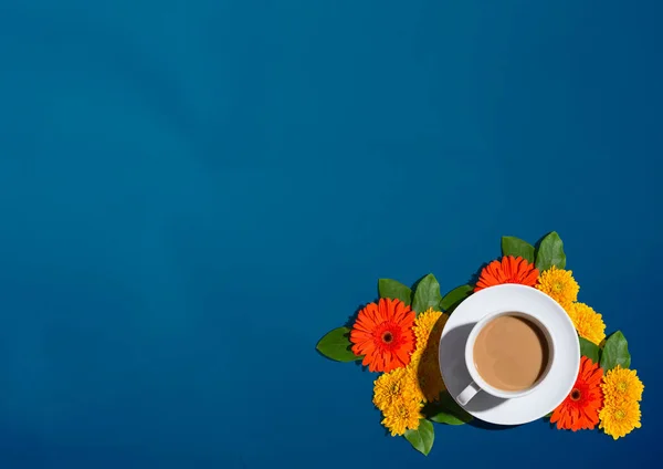 Tema de flor de outono com uma xícara de café — Fotografia de Stock