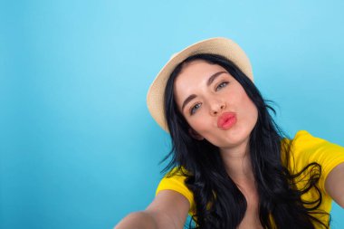 Bir selfie alarak mutlu genç kadın