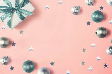 Mücevherlerle dolu Noel hediyesi kutusu