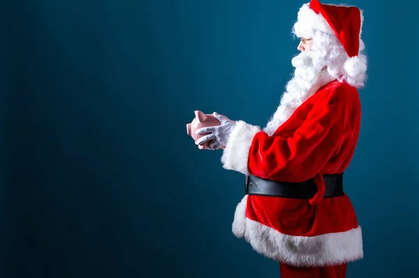 Santa in possesso di un salvadanaio — Foto Stock