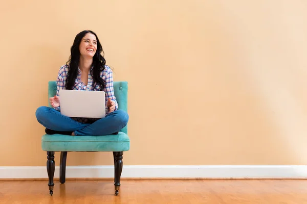 Giovane donna con un computer portatile — Foto Stock