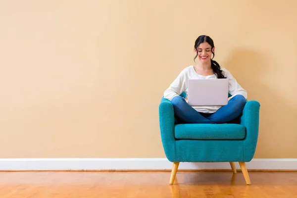 Jeune femme avec un ordinateur portable — Photo