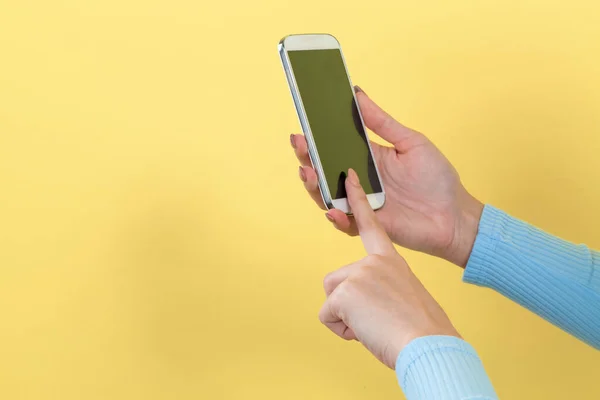 Mujer usando su smartphone —  Fotos de Stock