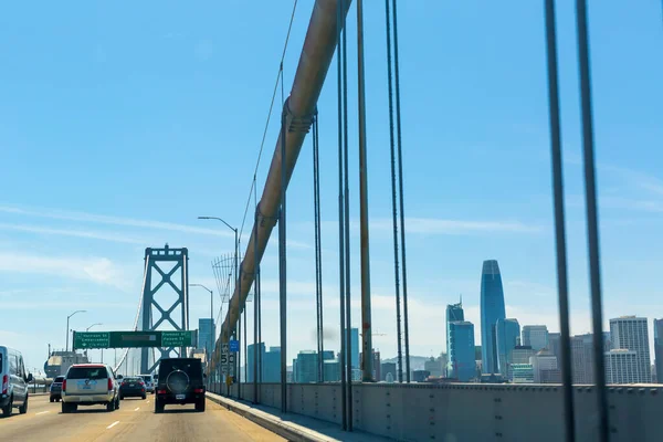 El tráfico pasa por el Puente de la Bahía en San Francisco, CA — Foto de Stock