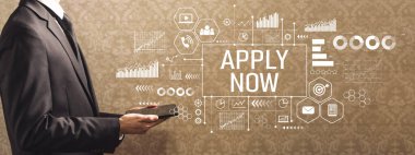 Şimdi bir tablet bilgisayar tutan işadamlarına başvurun.