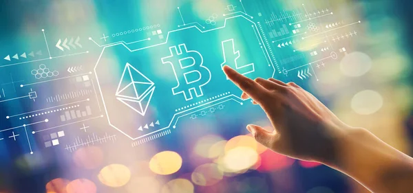 Kryptowährung - Bitcoin, Ethereum, Litecoin mit der Hand auf Knopfdruck — Stockfoto