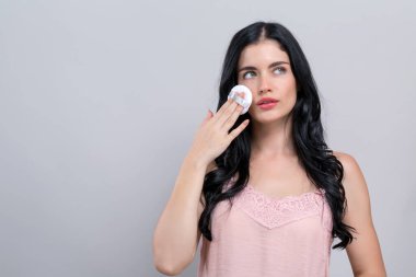 Makyaj setiyle güzel bir genç kadın.