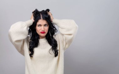 Genç kadın kendini stresli hissediyor