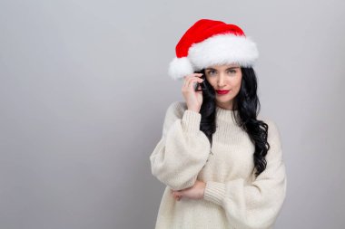 Noel Baba şapkalı genç kadın.