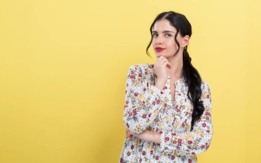 Düşünceli bir poz genç kadın