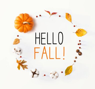 Sonbahar yaprakları ve turuncu balkabağı ile sonbahar mesajı