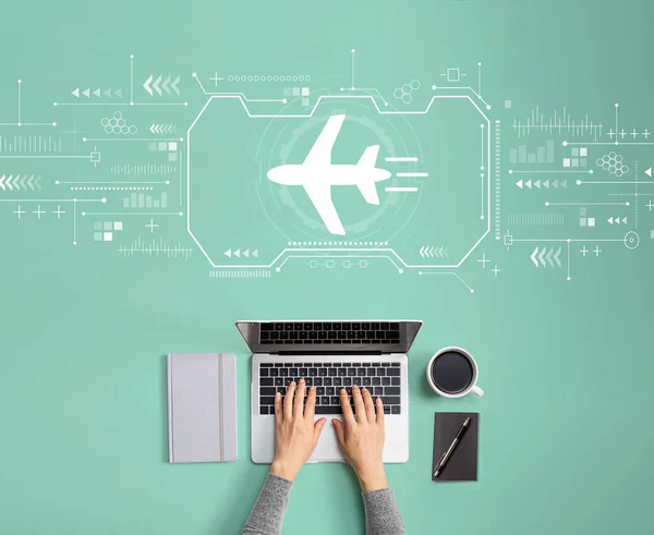 Letadlo cestování motiv s osobou pomocí notebooku — Stock fotografie