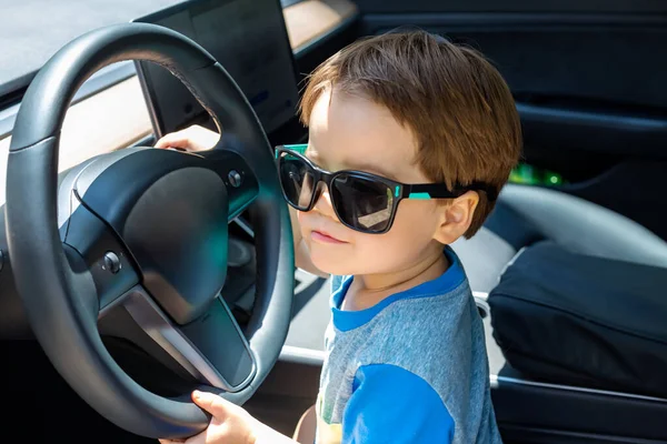 Kleinkind spielt im Auto — Stockfoto