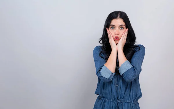 Mujer joven sorprendida posando — Foto de Stock