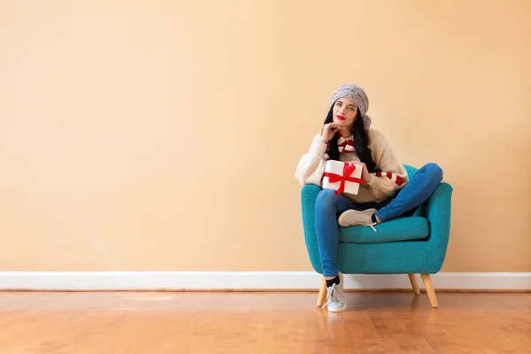 Junge Frau in einer Geschenkschachtel — Stockfoto