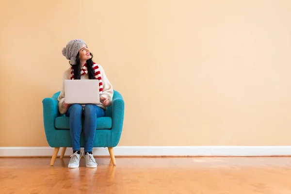 Giovane donna con un computer portatile in una posa premurosa — Foto Stock