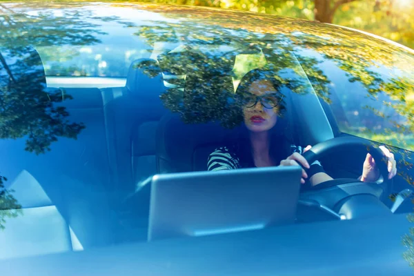 Mulher dirigindo um carro de luxo — Fotografia de Stock