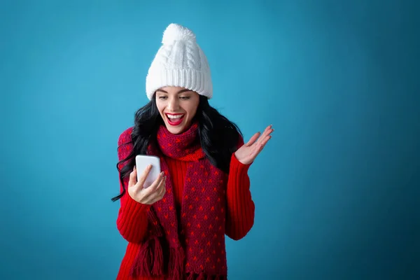 Mujer joven con tema navideño usando su teléfono — Foto de Stock
