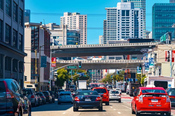 El tráfico viaja por la calle en el centro de San Francisco, CA — Foto de Stock