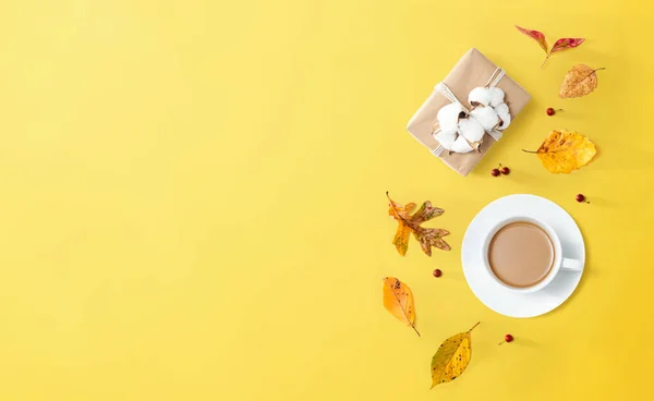 Thème d'automne avec une tasse de café et une boîte cadeau — Photo