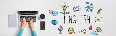 Bilgisayarı kullanan kişiyle İngilizce öğrenme
