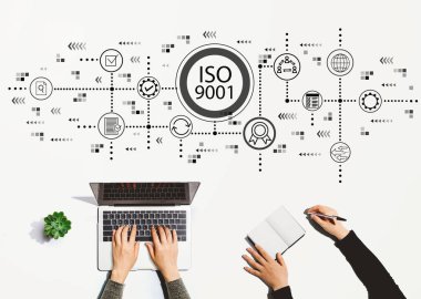 Iso 9001 ve birlikte çalışan insanlar.