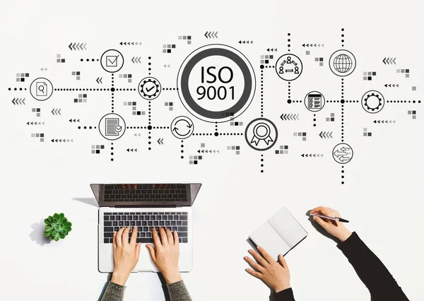 ISO 9001 com pessoas trabalhando juntas — Fotografia de Stock