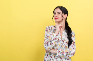 Düşünceli bir poz genç kadın