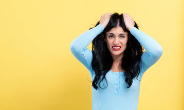 Genç kadın kendini stresli hissediyor