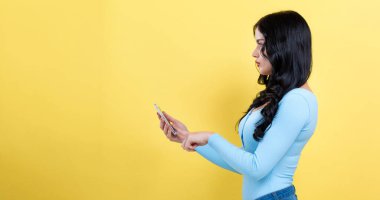 Genç bayan telefonunu kullanıyor.