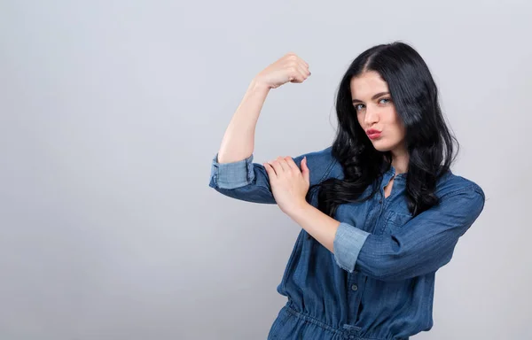 Poderosa joven en pose de éxito — Foto de Stock