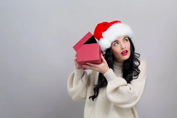 Giovane donna che apre una confezione regalo di Natale — Foto Stock