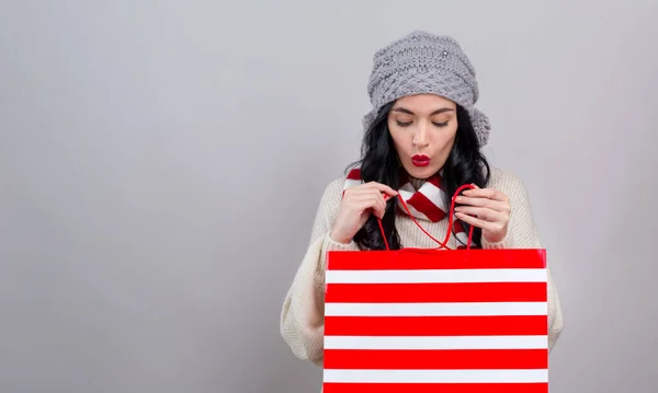 Glad ung kvinna håller en shoppingväska — Stockfoto