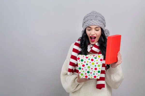 クリスマス プレゼント ボックスを開く若い女性 — ストック写真