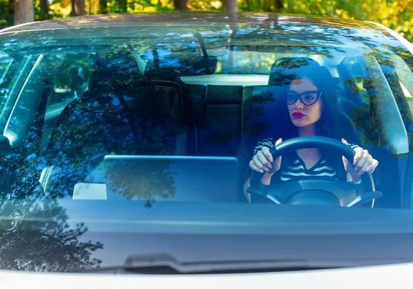 Mulher dirigindo um carro de luxo — Fotografia de Stock