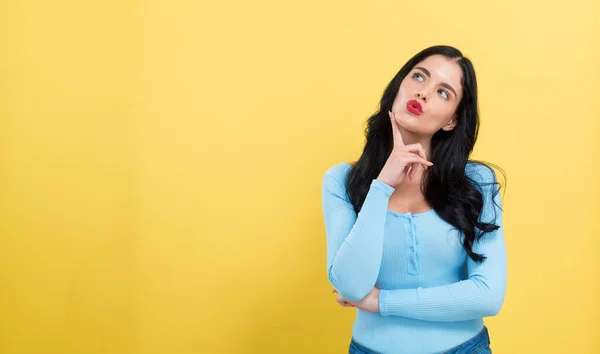 Mujer joven en una pose reflexiva — Foto de Stock