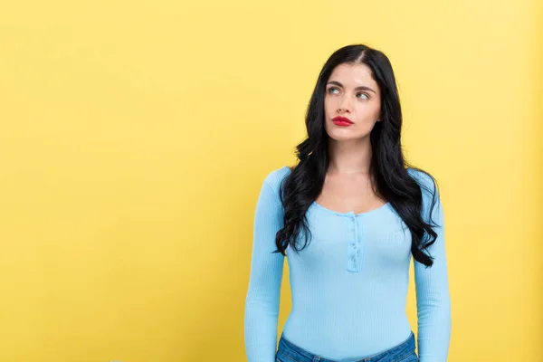 Portret van een jonge vrouw — Stockfoto